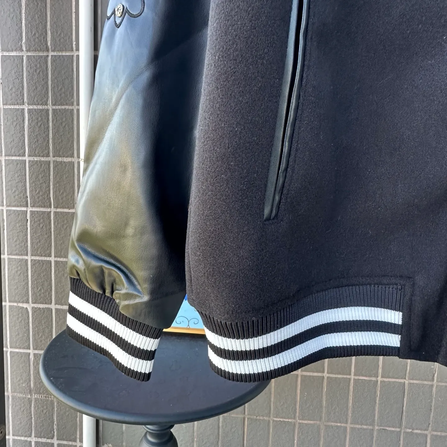 P370 Model No.: TT110 Chromehearts/Cro Heart Cross Embroidered Letters Leather Sleeves Spliced ​​Baseball Jacket Channel Boutique The most popular baseball jacket among fashionable men and fashionable women. There are versions at all levels in the market (you must compare the details). The most powerful quality control has been producing and researching baseball uniforms for 7 years. The details are exquisite. With it, you are the most beautiful boy in the world. The paint-coated full-face four-button buckle (button with LOGO), the average weight of the fabric is nearly 900 grams, and it is made of wool + eyeliner blended, custom-woven and dyed wool with high color fastness. The lining is made of silky and delicate cupro fiber! The texture is thick, the color is more uniform and beautiful, and the sharp edges and corners are full of three-dimensionality, showing laziness, casualness, and youthful vitality! Color: Black Navy Size: S-XL